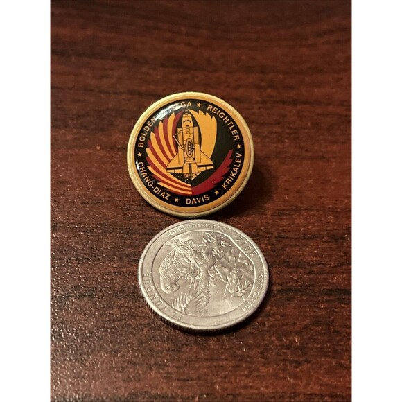 Discovery STS-60 Mission Sega Bolden Davis Space Shuttle NASA Lapel Hat Pin - Picture 2 of 3